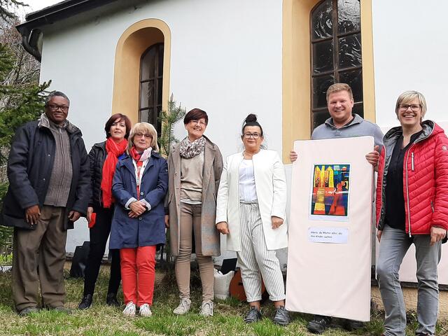 Die Mitwirkenden mit Pfarrprovisor P. Evarist haben für das Foto die Masken abgenommen.