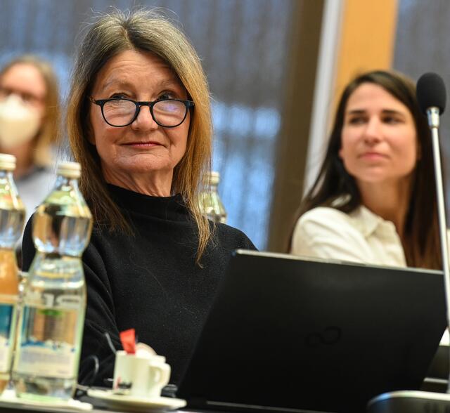 StR Uschi Schwarzl und Grüne-Klubobfrau Janine Bex erinnern an die IMAD-Umfrage.