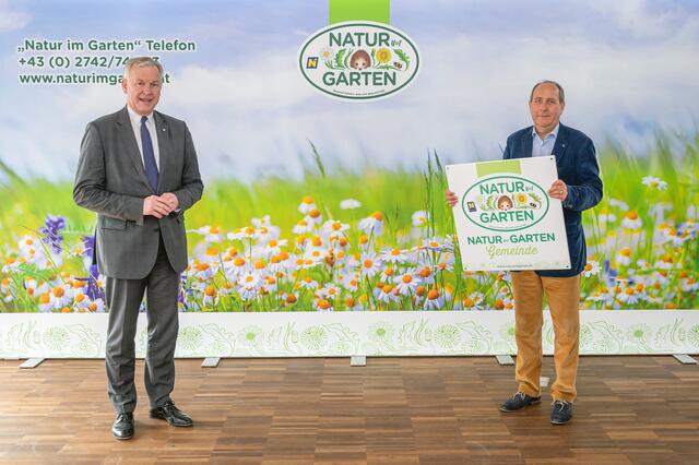 Landesrat Martin Eichtinger und Bgm. Reinhard Hagen freuen sich auf die künftige Zusammenarbeit bei „Natur im Garten“ für die Gemeinde Kleinzell.