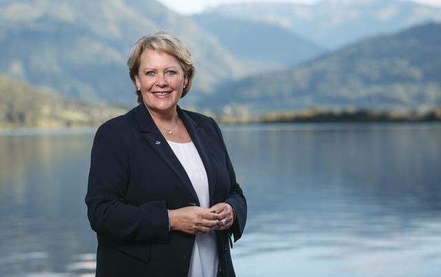 Gertraud Salzmann machte sich vor Ort ein Bild zur Innovationsfreudigkeit einiger Pinzgauer Betriebe. | Foto: Manuel Horn