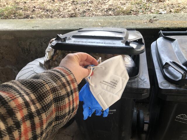 FFP2-Masken und Einmalhandschuhe gehören in den Restmüll. In die Restmüll-Tonne gehören keine Bioabfälle und auch kein Papier.