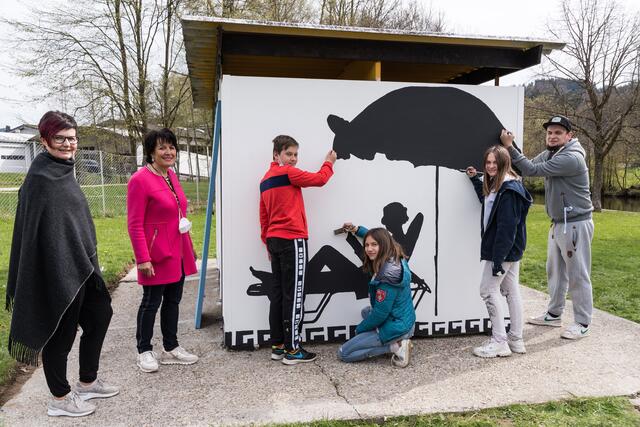 Bürgermeisterin Elisabeth Höfler, Direktorin Elfriede Söllner-Babes, Schüler der Mittelschule und Künstler Claus Hager (v.l.) bei einer der neu gestalteten Umkleidekabinen. | Foto: Alfred Hofer