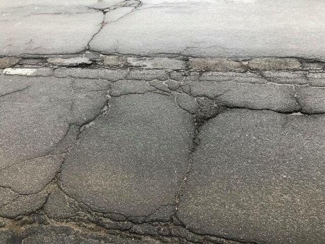 Der Asphalt ist brüchig und dringend sanierungsbedürftig. Auch die Hyden-Brücke wird saniert. | Foto: KK