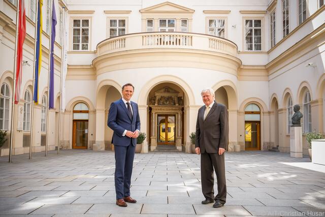 Wirtschaftslandesrat Danninger und AIT Managing Director Knoll (r.) | Foto: AIT/Christian Husar 