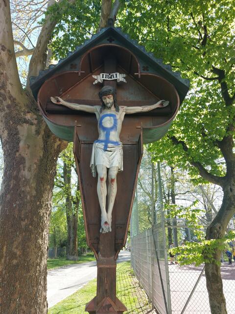 Schmieraktionen auf das Thurner-Denkmal, auf das Walter-von-der- Vogelweide-Denkmal und auf das Kruzifix beim Waltherpark.