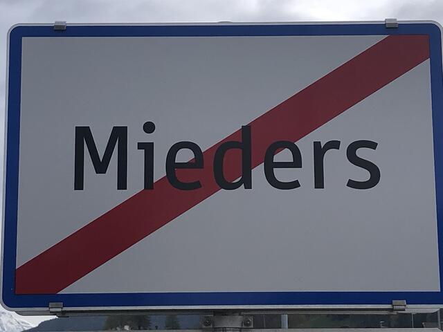 Ab 17. Mai bleibt die Ortsdurchfahrt von Mieders (nur) für den öffentlichen Verkehr gesperrt. Ein eigener Zubringerbus wird eingerichtet. | Foto: Kainz