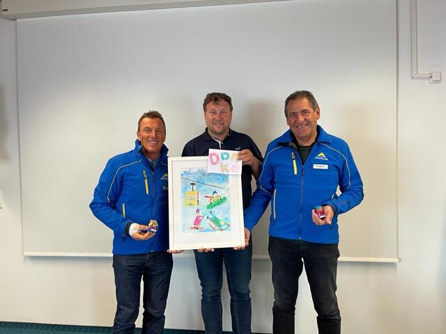 Dank und Wertschätzung: Der Lader Bgm. Florian Klotz (Mi.) überbrachte die Geschenke der VS Ladis an die Geschäftsführer Benny Pregenzer (li.) und Hubert Pale.  | Foto: Gemeinde Ladis