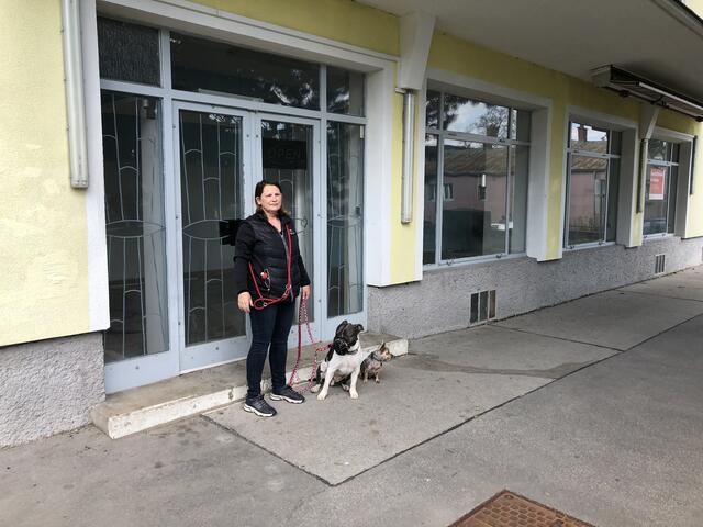 "Ohne Greißler fehlt hier etwas", so Mieterin Claudia. Seit drei Jahren steht das Lokal frei. | Foto: Karl Pufler