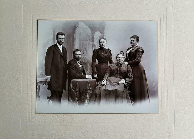 Wer kennt diese Familie? Das Foto stammt vom Dachboden Brigitte Lackners am Rosenhügel. Sie hofft auf Hinweise der bz-Leser.  | Foto: Brigitte Lackner