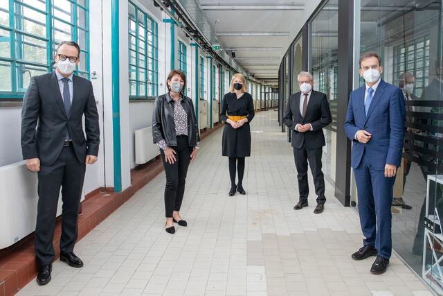Von links: IV-Geschäftsführer Joachim Haindl-Grutsch, Schuldirektorin Sylvia Bäck, LH-Stv.in Christine Haberlander, Bürgermeister Klaus Luger sowie der  Rektor der Pädagogischen Hochschule, Walter Vogel. | Foto: Land OÖ/Ehrengruber