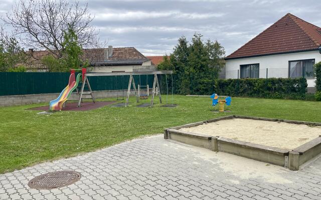 Klein aber fein, der eingezäunte Spielplatz in der Blumengasse Oggau.