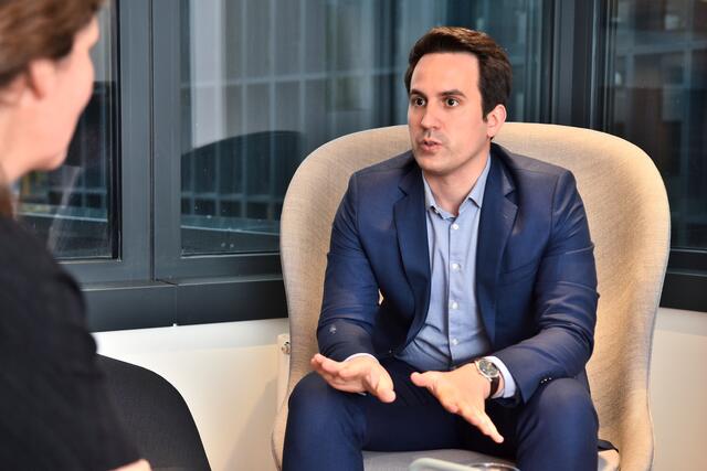 Vizebürgermeister und Bildungsstadtrat Christoph Wiederkehr (Neos) hat mit dem "Projekt" Kindergarten einen Marathon vor sich. | Foto: Max Spitzauer