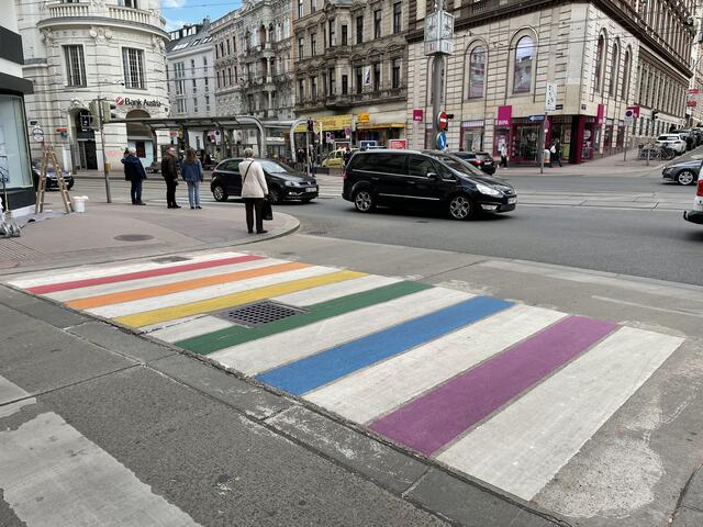 An der Kreuzung Elterleinplatz/Kalvarienberggasse wurden die Schutzweg-Markierungen in den Regenbogenfarben neu eingefärbt. | Foto: Michael J. Payer