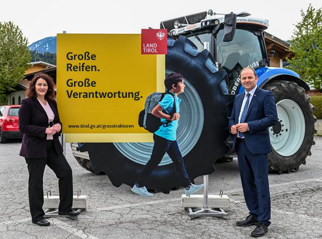 Unter dem Titel "Große Reifen. Große Verantwortung" ruft das Land LenkerInnen von Großtraktoren zu besonderer Rücksichtnahme auf.