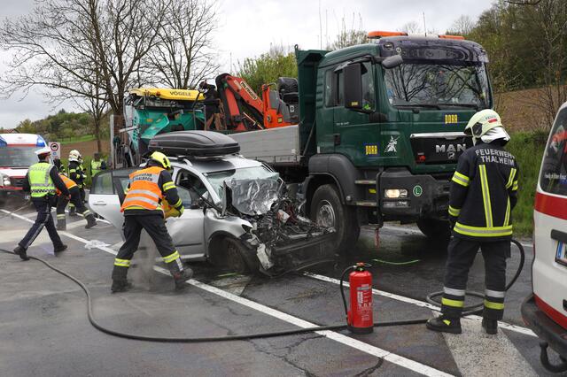 Zwei Verletzte forderte ein schwerer Verkehrsunfall zwischen einem Lkw und einem Auto auf der Pyhrnpass Straße in Thalheim.