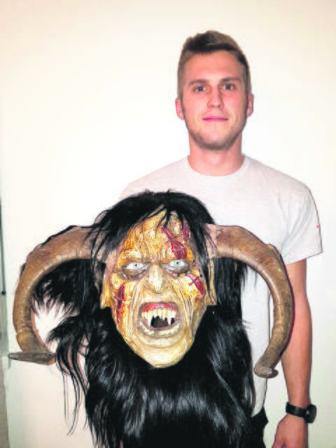 Ohne Maske nicht furchterregend: Lukas Eichinger von der Krampusrunde Schaunburgteufeln. | Foto: Eichinger