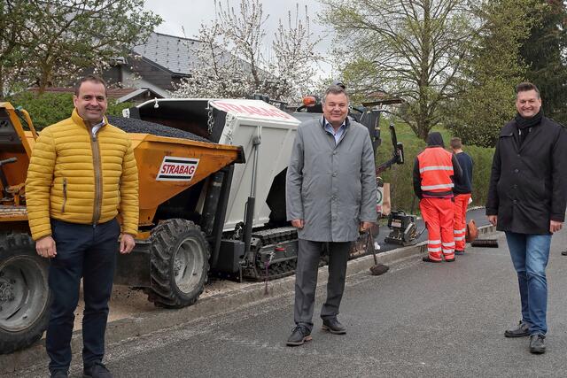 Raffael Gittmaier (li.) von der Straßenmeisterei Kichdorf mit Infrastruktur-Landesrat Günther Steinkellner und dem Pettenbacher Vizebürgermeister, Landtagsabgeordneter Michael Gruber in Oberedt.
 | Foto: Foto: Land OÖ/Kauder