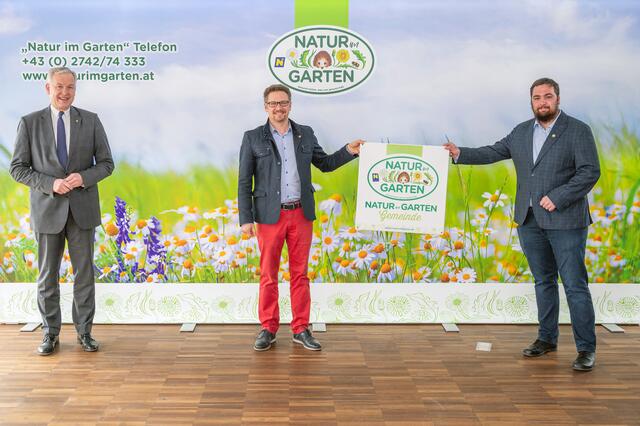 Landesrat Martin Eichtinger, Bürgermeister Dr. Clemens Nagel und gf. GR Andreas Turecek freuen sich auf die künftige Zusammenarbeit bei „Natur im Garten“ für die Marktgemeinde Leopoldsdorf im Marchfeld. | Foto: „Natur im Garten“ / Johannes Ehn