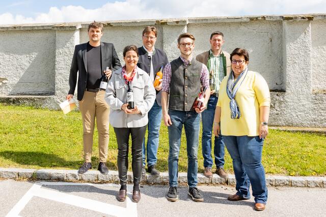 Johannes Pfeffer (Weingut Pfeffer), Else Zuschmann-Schöfmann (Weinlodge & Greisslerei), Wolfgang Hackl (Marillenhof Hackl), Christof Mittermayer (Winzerhof) und Richard Schober (Weingut) bei Bürgermeisterin Birgit Boyer. Das Gruppenfoto entstand als Fotomontage aus Einzelfotos.
