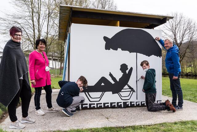 Das Unterrichtsfach Bildnerische Erziehung soll nicht zu kurz kommen. Da sorgte der Fachlehrer Horst Schmidt (re) dafür. | Foto: Alfred Hofer