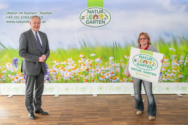 Landesrat Martin Eichtinger und Gabriele Lechner, Bauhof- und Außendienstmitarbeiterin freuen sich auf die künftige Zusammenarbeit bei „Natur im Garten“ für die Marktgemeinde Kaumberg.