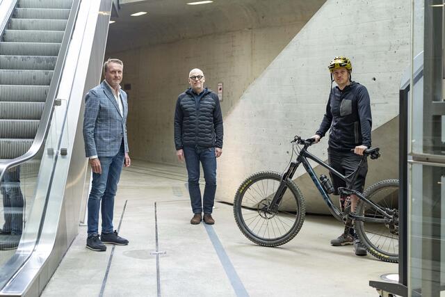 Schulterschluss für ein radfreundliches Innsbruck: Martin Baltes (IVB), Thomas Schroll (Nordkettenbahnen) und Patrick Meraner (re.) freuen sich über das neue Angebot auf die Nordkette.