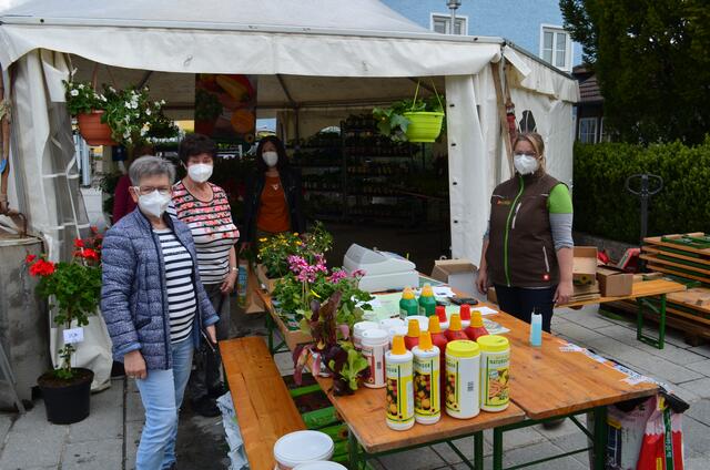 Viele BürgerInnen nutzten die Blumenschmuckaktion der Marktgemeinde Wallern/Tr. für den Kauf von Blumen für Ihre Häuser, Gärten und Balkone. | Foto: Gemeinde