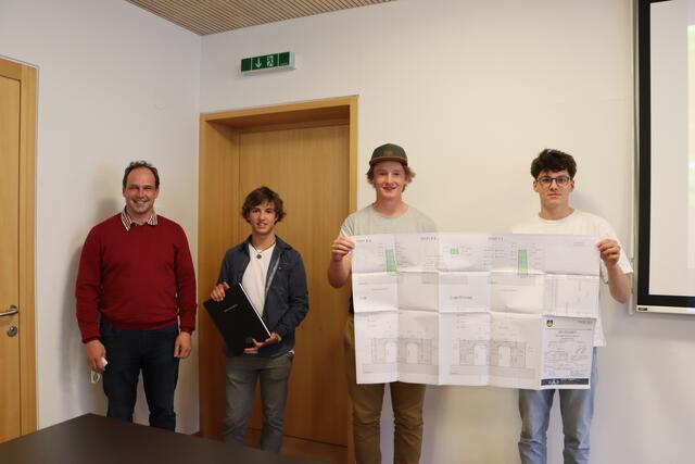 Die Schüler Moritz Mader, Michael Wechner und Elias Kuen arbeiteten in Unterstützung von ihrem Projektbetreuuer DI Harald Pöll (v.re.) ein Projekt zum Hochwasserschutz in Galtür aus.  | Foto: Siegele