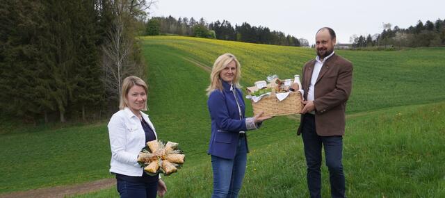 Von links: Renate Fürst (Geschäftsführerin Verband Mühlviertler Alm), Sabina Moser (Obfrau der Mühlviertler-Alm-Bauern) und Markus Thauerböck (Obfrau-Stellvertreter der Mühlviertler-Alm-Bauern). | Foto: MVA