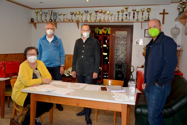 Im Feuerwehrhaus in Matzles wurden die Dienstbarkeitsverträge notariell beglaubigt unterschrieben (im Bild Ingrid Knapp, Stadtamtsdirektor Rudolf Polt, Notar Michael Müllner und Ortsvorsteher Klaus Dittrich).