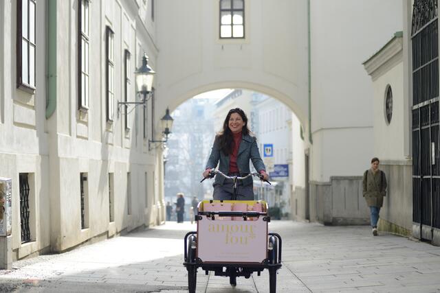 Astrid Bleier bringt ihre Waren mit dem Lastenrad vom 2. in den 6. Wiener Gemeindebezirk. | Foto: UIV_Daniel Shaked
