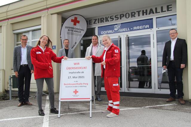 Vlnr: Bgm. Max Oberleitner, RK-Teamleiterin Johanna Kreuzer, Bezirksgeschäftsleiter Christian Geirhofer, Bgm. LAbg. Toni Froschauer, RK-Teamleiterin Nina Holzer, Bezirkshauptmann Werner Kreisl