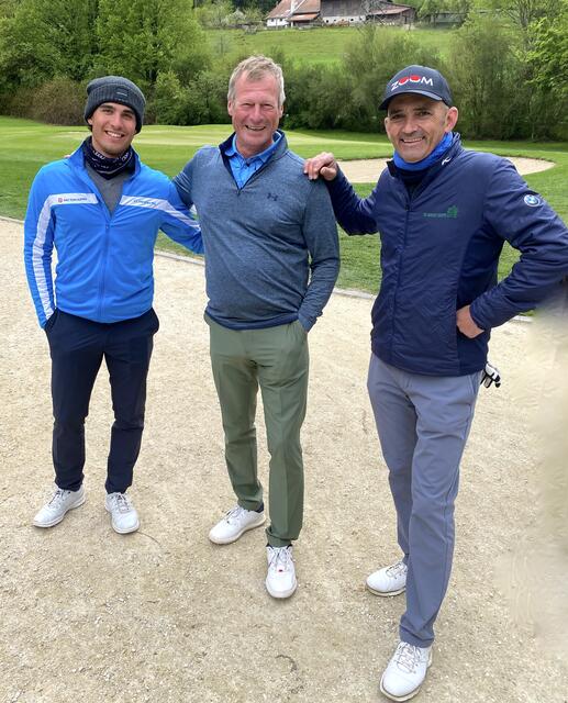 Österreichs bester Golfamateur Niklas Regner mit Sponsor Michael Auinger und dem ehemaligen Weltklassegolfer Markus Brier. | Foto: GC Murhof