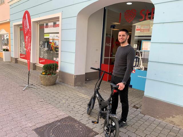 Azem Ziberi stellt das Fahrrad in der Radgarage ab und ist auch selbst mit dem Café Easy in der Schreinergasse aktiv. Das liefert auch ins Stadtbüro, dem Co-Workingspace in der Innenstadt. 
 | Foto: Beate Steiner
