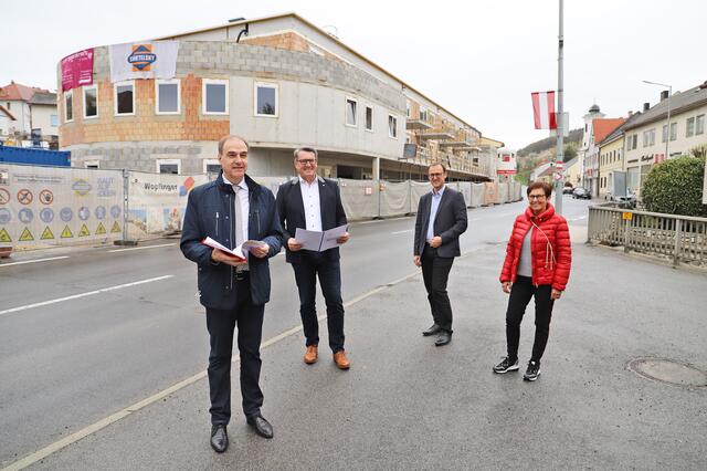 Landesrat Leonhard Schneemann machte sich mit OSG-Geschäftsführer Alfred Kollar, Bürgermeister Andreas Gradwohl und Gemeindevorständin Ingeborg Pehm (v.l.) ein Bild von der Baustelle im Ortszentrum von Sieggraben.