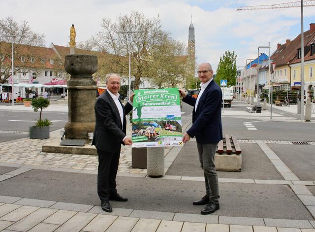 TUS-Obmann Erwin Klobasa (r.) und Bürgermeister Josef Ober laden zum Sonnwendlauf mit Ziel in Feldbach ein.