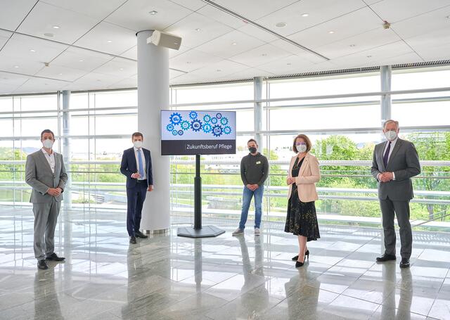 Menschen und Arbeit Geschäftsführer Martin Etlinger, AMS NÖ Geschäftsführer Sven Hergovich, Georg Hopf, Landesrätin Christiane Teschl-Hofmeister und  Landesrat Martin Eichtinger.  | Foto: NLK Pfeiffer