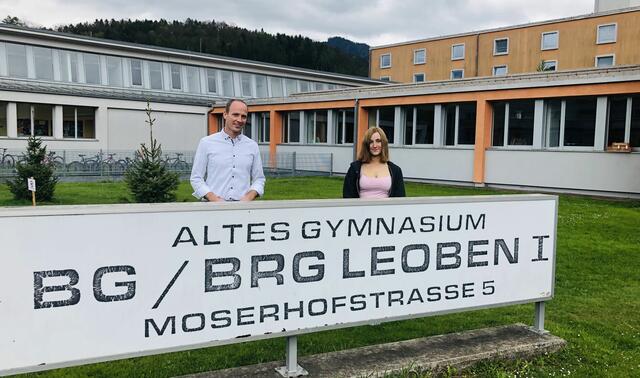 Großer Erfolg beim Landesredewettbewerb: Martin Baumann, Direktor des BG/BRG Leoben 1 und Hannah Katzenberger-Ertl, Siegerin beim diesjährigen Landesredewettbewerb | Foto: KK