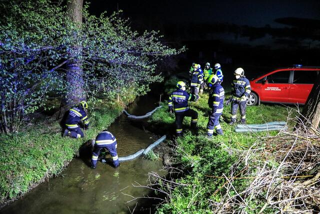 Die Feuerwehr bei den Abpumparbeiten.