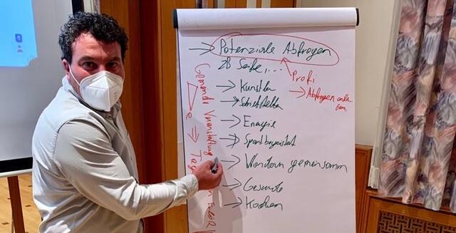 Eine neue Art des Miteinanders: Bgm. Josef Fischer setzt auf Teamarbeit in den Besprechungen.
