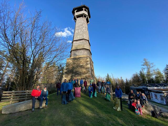 Die Alpenvereins-Teilnehmer beim Frühjahrsputz 2021 rund um die Ringwarte. | Foto: Reinhold Wenzel