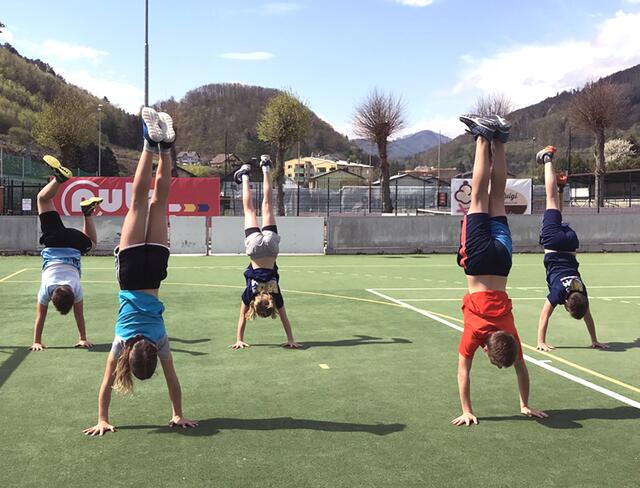 Die Handstand-Challenge wird umgesetzt. | Foto: Wöll
