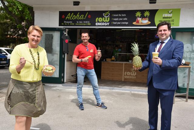 Im Bild: Vizebürgermeisterin Dr. Helga Krismer, Raw Energy Baden-Inhaber Laszlo Marton sowie Bürgermeister Dipl.-Ing. Stefan Szirucsek. | Foto: psb