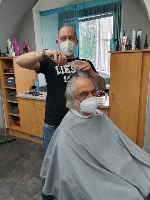 Daniel Daurer kümmert sich um die Corona- Frisur von Hans Weiss | Foto: Foto: Daurer
