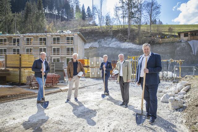 Beim Spatenstich für die neue Wohnanlage: Salzburg Wohnbau-Geschäftsführer Roland Wernik, Alfred Waltl (W2 Manufaktur), Landtagsabgeordneter Josef Egger, Salzburg Wohnbau-Geschäftsführer Christian Struber und Bürgermeister Josef Grießner | Foto: Neumayr