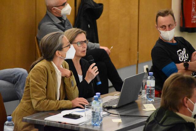 Die beiden Architektinnen Maria Lercher-Frischmann und Hanne Kääb-Alliger  (v.l.) präsentierten neben der ursprünglichen auch eine neue, kleinere Variante.  | Foto: Barbara Fluckinger