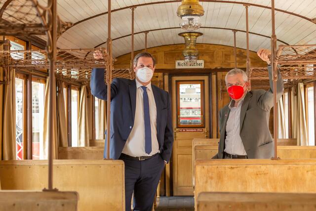 Das Verkehrsmuseum Remise öffnet am 8. Mai: Peter Aufreiter, Direktor Technisches Museum Wien und Günter Steinbauer, Geschäftsführer Wiener Linien (v.l.).