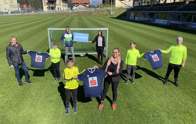Dir. Johanna Klingenschmid (vo.) und Johannes Lafenthaler (re.) übernahmen die Dressen gemeinsam mit MS-Schülern; übergeben wurden diese von Walter Zimmermann, Gabriel Stöckl und Michaela Straßer (hi. v. li.). | Foto: Sparkasse
