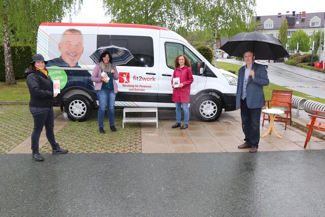 Bgm. Günter Müller dankte dem „fit2work-Team“ Bernadette Böhm, Maria Kelz und Christiane Pammer (v.r.) für den Einsatz.