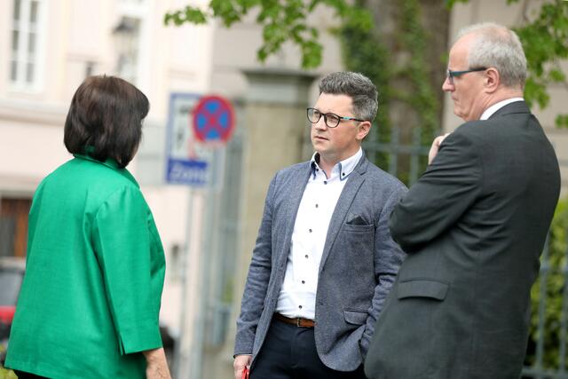 Landesrätin Birgit Gerstofer im Gespräch mit Bezirksparteichef Michael Lindner und Freistadts Vizebürgermeister Christian Gratzl.